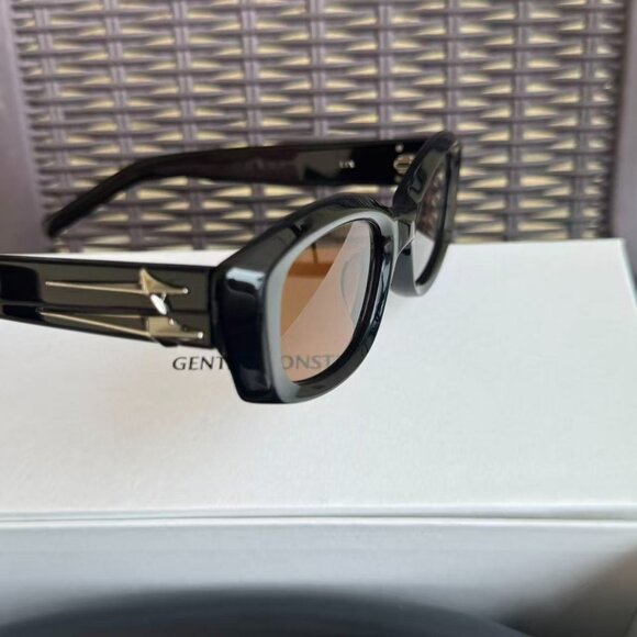 Gentle Monster LIX Black Oval Sunglasses Amber Lens Bold Frame main image 5